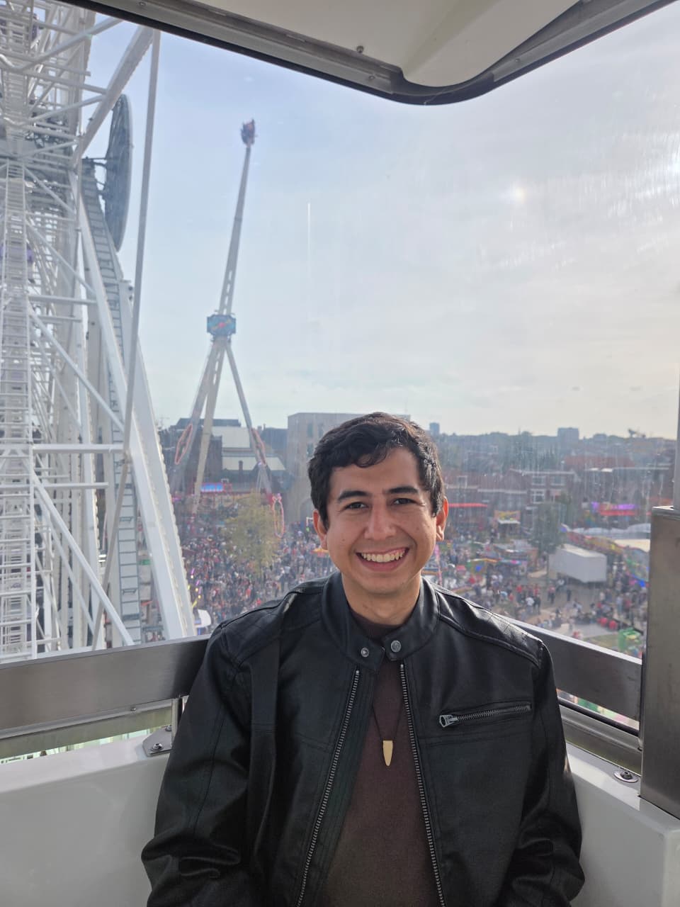Fabio Zapata smiling inside a Ferris wheel cabin